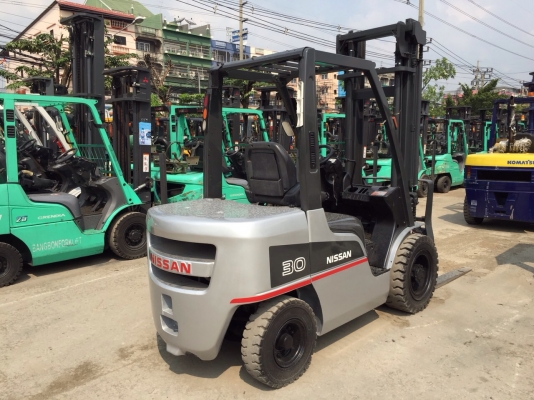 รถยกนิสสันรุ่นล่าสุด น้ำหนักยก 3 ตัน เสาสูง 4 เมตร เครื่องดีเซล เกียร์ออโต้ รถ 3 ปี ใช้งานมาแค่ 4500 ชม.