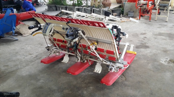 นำเข้าจากญี่ปุ่น รถดำนา YANMAR รุ่น AP400 เก่าญี่ปุ่น ดำนา 4 แถว  ขนาดกระทัดรัด สภาพสวย