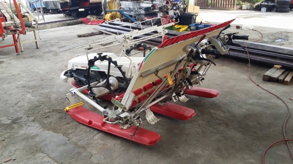 นำเข้าจากญี่ปุ่น รถดำนา YANMAR รุ่น AP400 เก่าญี่ปุ่น ดำนา 4 แถว  ขนาดกระทัดรัด สภาพสวย