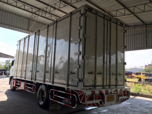 ขาย6ล้อHINO.MAGA Euro3.QDR. ซีรี่ย์500คอมมอลเรล 220เเรงรถห้างเเท้ตู้เเห้ง10บานเปิดได้รอบไม่มีเสากลางช่วงยาว7.20เมตรภายในสีดำปี2557(2014)ใช้งานได้เลยรถสภาพสวยราคา1,490,000จัดไฟเเนนท์ได้ครับสนใจดูรถได้ที่เต็นท์รถ JJ.AUTOCAR 2 หลังวัดจันทรารามติดถนนเพชรเกษมห