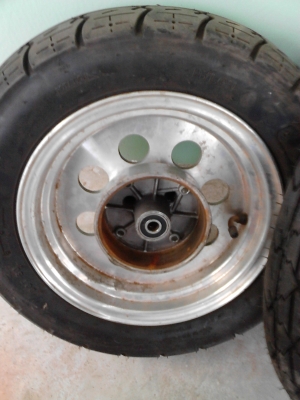 ขายล้อมีเนียมสำหรับแต่ง กอริล่า ชาลี ขอบ 10 หน้ากว้าง 3.5 พร้อมยาง ราคาคู่ละ 1800 บาท ขายล้อมีเนียมสำหรับแต่ง กอริล่า ชาลี ขอบ 10 หน้ากว้าง 3.5 พร้อมยาง ราคาคู่ละ 1800 บาท