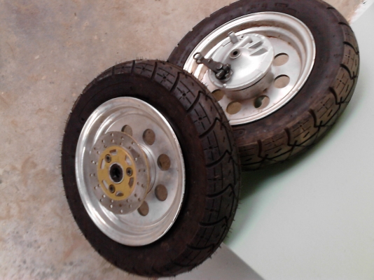 ขายล้อมีเนียมสำหรับแต่ง กอริล่า ชาลี ขอบ 10 หน้ากว้าง 3.5  พร้อมยาง ราคาคู่ละ  1800 บาท