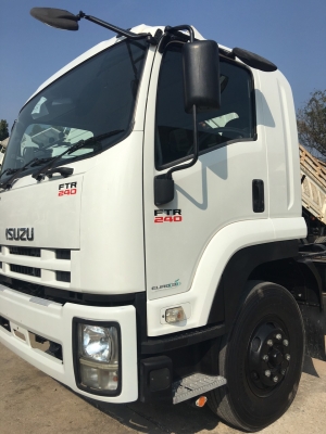 ขายรถอีซูซุ 240 แรง หัวคัสซี รถใหม่ยังไม่ได้จดทะเบียน ยาวพิเศษ 7.6 ม. จัดแนนท์ได้ครับ สนใจติดต่อได้ที่  081-9420141 , 081-5715326
