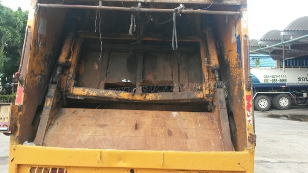 รถบรรทุกขยะ 6 ล้อแบบอัดท้าย ISUZU FTR รถปี 2551