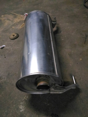 หม้อพัก ท่อไอเสีย รถตู้โตโยต้าคอมมูเตอร์ ยังใหม่ สภาพดี 1000บาทTEL0890671028 อยู่ดอนเมืองครับ IDline arnat1028