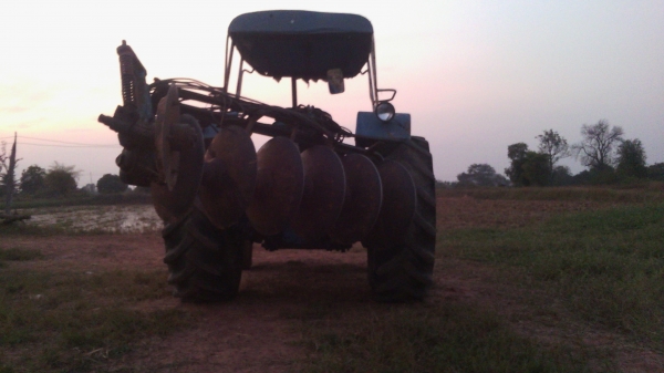 ขายฟอร์ด 77  แบบ  5600 ความแรง 78  แรงม้า  ใช้งานปกติ  เครื่อง  t3  เอกสารพร้อมโอน275000