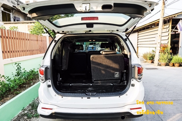 2015 TOYOTA FORTUNER 2.5V(Midnight Shine Edition)กลิ่นใหม่ยังอยู่สภาพป้ายแดงไม่เคยชน เกียร์ออโต้ดีเซล สีขาวราคาถูก