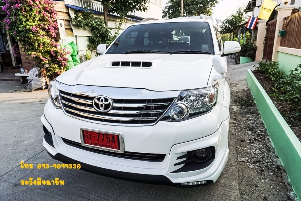 2015 TOYOTA FORTUNER 2.5V(Midnight Shine Edition)กลิ่นใหม่ยังอยู่สภาพป้ายแดงไม่เคยชน เกียร์ออโต้ดีเซล สีขาวราคาถูก