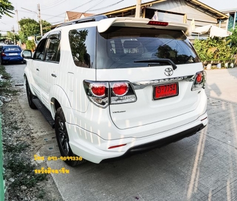 2015 TOYOTA FORTUNER 2.5V(Midnight Shine Edition)กลิ่นใหม่ยังอยู่สภาพป้ายแดงไม่เคยชน เกียร์ออโต้ดีเซล สีขาวราคาถูก