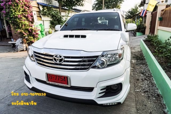 2015 TOYOTA FORTUNER 2.5V(Midnight Shine Edition)กลิ่นใหม่ยังอยู่สภาพป้ายแดงไม่เคยชน เกียร์ออโต้ดีเซล สีขาวราคาถูก