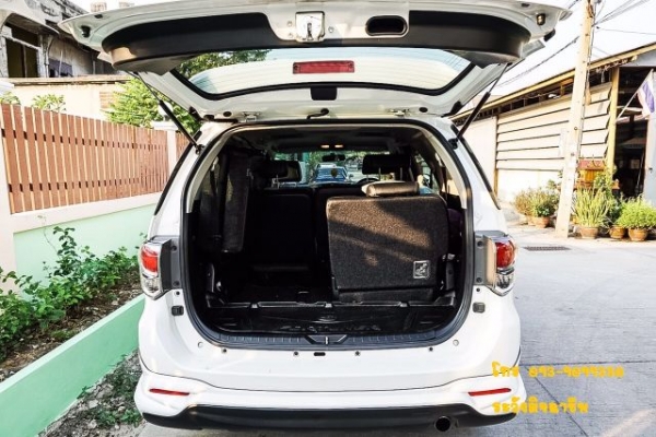 2015 TOYOTA FORTUNER 2.5V(Midnight Shine Edition)กลิ่นใหม่ยังอยู่สภาพป้ายแดงไม่เคยชน เกียร์ออโต้ดีเซล สีขาวราคาถูก