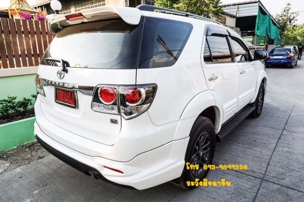 2015 TOYOTA FORTUNER 2.5V(Midnight Shine Edition)กลิ่นใหม่ยังอยู่สภาพป้ายแดงไม่เคยชน เกียร์ออโต้ดีเซล สีขาวราคาถูก
