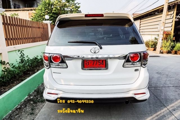 2015 TOYOTA FORTUNER 2.5V(Midnight Shine Edition)กลิ่นใหม่ยังอยู่สภาพป้ายแดงไม่เคยชน เกียร์ออโต้ดีเซล สีขาวราคาถูก