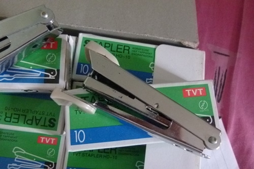 แม็กเย็บกระดาษ 1กล่อง มี 12ตัว ราคา 370.- พร้อมส่ง ครับๆ