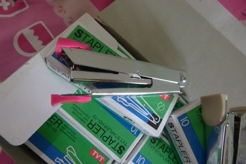 แม็กเย็บกระดาษ 1กล่อง มี 12ตัว ราคา 370.- พร้อมส่ง ครับๆ