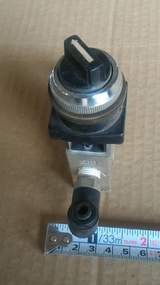 สวิทช์เปิด - ปิดลมแบบหมุนบิด ยี่ห้อ SMC จากญี่ปุ่น พร้อมตัวเสียบสายลมตามภาพ(มี 1 ตัว)