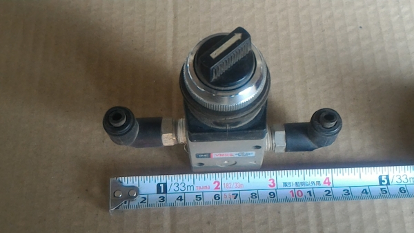 สวิทช์เปิด - ปิดลมแบบหมุนบิด ยี่ห้อ SMC จากญี่ปุ่น พร้อมตัวเสียบสายลมตามภาพ(มี 1 ตัว)