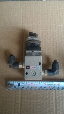 สวิทช์เปิด - ปิดลมแบบหมุนบิด ยี่ห้อ SMC จากญี่ปุ่น พร้อมตัวเสียบสายลมตามภาพ(มี 1 ตัว)