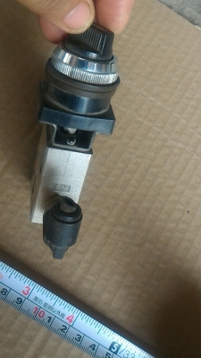 สวิทช์เปิด - ปิดลมแบบหมุนบิด ยี่ห้อ SMC จากญี่ปุ่น พร้อมตัวเสียบสายลมตามภาพ(มี 1 ตัว)