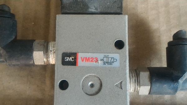 สวิทช์เปิด - ปิดลมแบบหมุนบิด ยี่ห้อ SMC จากญี่ปุ่น พร้อมตัวเสียบสายลมตามภาพ(มี 1 ตัว)