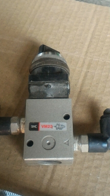 สวิทช์เปิด - ปิดลมแบบหมุนบิด ยี่ห้อ SMC จากญี่ปุ่น พร้อมตัวเสียบสายลมตามภาพ(มี 1 ตัว)