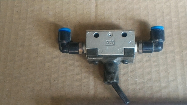 สวิทช์เปิด - ปิดลม ยี่ห้อ SMC จากญี่ปุ่น แบบคันโยกเล็กๆคล้ายสวิทช์ไฟ พร้อมตัวเสียบสายลมตามภาพ  ( มี 7 ตัว )