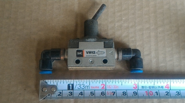 สวิทช์เปิด - ปิดลม ยี่ห้อ SMC จากญี่ปุ่น แบบคันโยกเล็กๆคล้ายสวิทช์ไฟ พร้อมตัวเสียบสายลมตามภาพ  ( มี 7 ตัว )