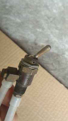 สวิทช์เปิด - ปิดลม ยี่ห้อ TAC จากญี่ปุ่น แบบคันโยกเล็กๆคล้ายสวิทช์ไฟ พร้อมตัวเสียบสายลมตามภาพ ( มี 1 ตัว )