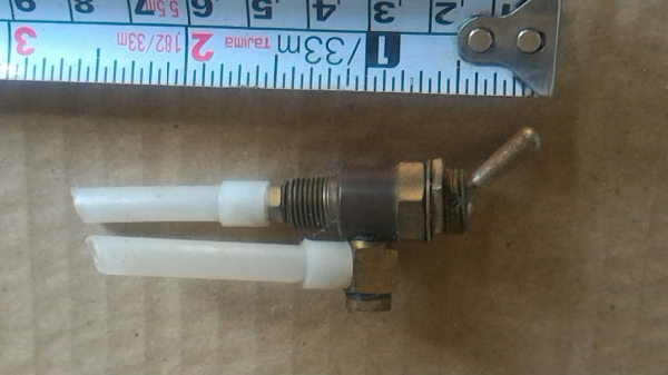 สวิทช์เปิด - ปิดลม ยี่ห้อ TAC จากญี่ปุ่น แบบคันโยกเล็กๆคล้ายสวิทช์ไฟ พร้อมตัวเสียบสายลมตามภาพ ( มี 1 ตัว )