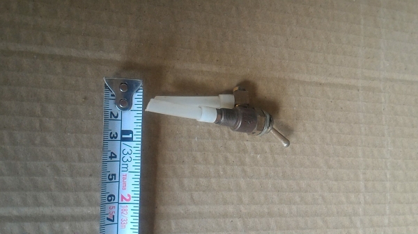 สวิทช์เปิด - ปิดลม ยี่ห้อ TAC จากญี่ปุ่น แบบคันโยกเล็กๆคล้ายสวิทช์ไฟ พร้อมตัวเสียบสายลมตามภาพ ( มี 1 ตัว )