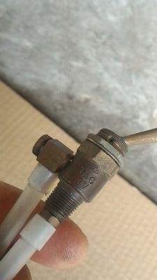 สวิทช์เปิด - ปิดลม ยี่ห้อ TAC จากญี่ปุ่น แบบคันโยกเล็กๆคล้ายสวิทช์ไฟ พร้อมตัวเสียบสายลมตามภาพ ( มี 1 ตัว )