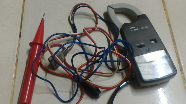 แคล้มป์มิเตอร์แบบเข็ม  ยี่ห้อ kaise จากญี่ปุ่น วัดความต้านทานได้ วัดแรงดันได้ และวัดกระแสได้สูงถึง 1200 A. พร้อมซองเก็บ