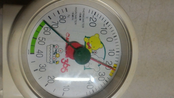 เครื่องวัดอุณหภูมิและความชื่นแบบติดผนังหรือตั้งโต็ะ ไม่ใช้ไฟฟ้า บอกค่าต่างบนหน้าปัด ใช้แถบสีบอกช่วงที่สบายๆ