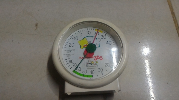 เครื่องวัดอุณหภูมิและความชื่นแบบติดผนังหรือตั้งโต็ะ ไม่ใช้ไฟฟ้า บอกค่าต่างบนหน้าปัด ใช้แถบสีบอกช่วงที่สบายๆ