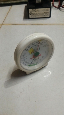 เครื่องวัดอุณหภูมิและความชื่นแบบติดผนังหรือตั้งโต็ะ ไม่ใช้ไฟฟ้า บอกค่าต่างบนหน้าปัด ใช้แถบสีบอกช่วงที่สบายๆ