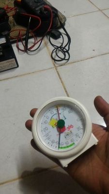 เครื่องวัดอุณหภูมิและความชื่นแบบติดผนังหรือตั้งโต็ะ ไม่ใช้ไฟฟ้า บอกค่าต่างบนหน้าปัด ใช้แถบสีบอกช่วงที่สบายๆ