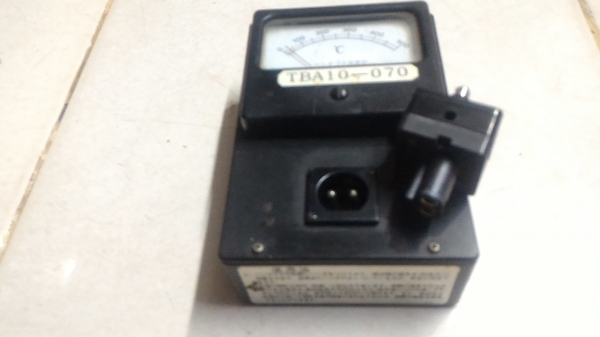 เครื่องวัดอุณหภูมิแบบผิวสัมผัส เช่นหัวแร้ง เอาขิ้นงานที่จะวัดมาสัมผัสส่วนบนที่เป็นโหละ เครื่องวัดได้ 0 - 500 C. ใข้งานง่าย ใข้วัดความร้อนของหัวแร้ง และอื่นๆได้