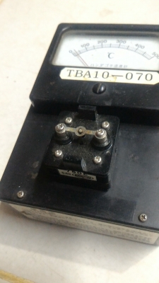 เครื่องวัดอุณหภูมิแบบผิวสัมผัส เช่นหัวแร้ง เอาขิ้นงานที่จะวัดมาสัมผัสส่วนบนที่เป็นโหละ เครื่องวัดได้ 0 - 500 C. ใข้งานง่าย ใข้วัดความร้อนของหัวแร้ง และอื่นๆได้