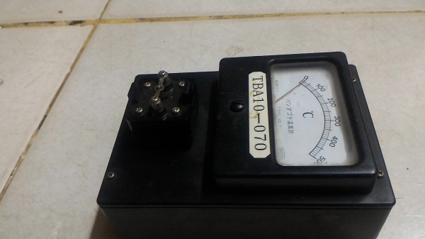 เครื่องวัดอุณหภูมิแบบผิวสัมผัส เช่นหัวแร้ง เอาขิ้นงานที่จะวัดมาสัมผัสส่วนบนที่เป็นโหละ เครื่องวัดได้ 0 - 500 C. ใข้งานง่าย ใข้วัดความร้อนของหัวแร้ง และอื่นๆได้