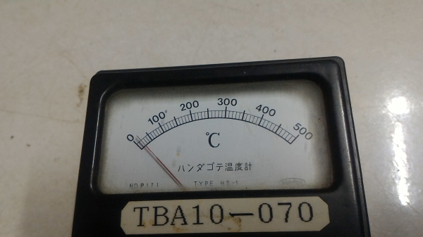 เครื่องวัดอุณหภูมิแบบผิวสัมผัส เช่นหัวแร้ง เอาขิ้นงานที่จะวัดมาสัมผัสส่วนบนที่เป็นโหละ เครื่องวัดได้ 0 - 500 C. ใข้งานง่าย ใข้วัดความร้อนของหัวแร้ง และอื่นๆได้