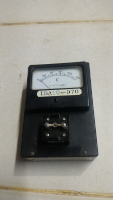 เครื่องวัดอุณหภูมิแบบผิวสัมผัส เช่นหัวแร้ง เอาขิ้นงานที่จะวัดมาสัมผัสส่วนบนที่เป็นโหละ เครื่องวัดได้ 0 - 500 C. ใข้งานง่าย ใข้วัดความร้อนของหัวแร้ง และอื่นๆได้