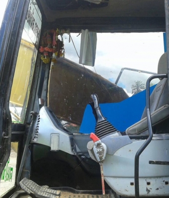 KOMATSU PC 200-7 เอกสารเล่มทะเบียน รถบอดี้สวยสภาพดีพร้อมทำงานได้เลย เครื่องยนต์เดิมปั๊มเดิมกำลังแรงดีสุดๆครับ ภายในเก๋ง ไฟฟ้าหน้าจอครบพร้อม แอร์เย็น ใช้งาน 12,000 ชม. ภายนอกบูมอาร์มสวยไม่มีปะ ช่วงล่างแน่นดีสภาพดีพร้อมทำงานได้เลยครับ ราคาต่อรองได้ครับ