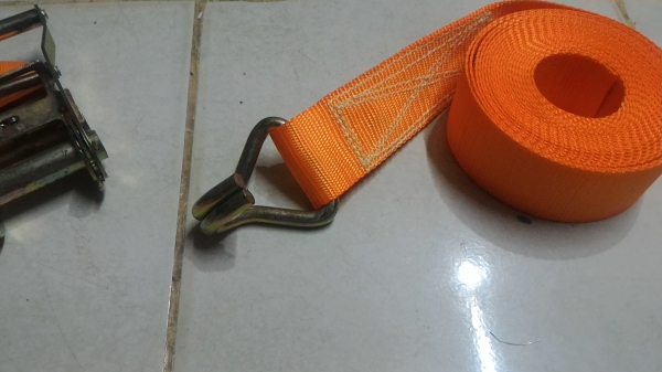 เครื่องมือสำหรับช่วยรัดสิ่งของ ใช้ได้กับหลังรถกะบะเวลาบรรทุกสิ่งของ หรือใช้ได้อเนกประสงค์ สายรัดทำด้วยไนล่อนคุณภาพดี คงทน ไม่ขาดง่าย สายรัดเป็นสีส้มมองเห็นได้ชัดเจน