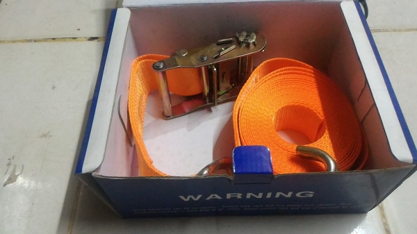 เครื่องมือสำหรับช่วยรัดสิ่งของ ใช้ได้กับหลังรถกะบะเวลาบรรทุกสิ่งของ หรือใช้ได้อเนกประสงค์ สายรัดทำด้วยไนล่อนคุณภาพดี คงทน ไม่ขาดง่าย สายรัดเป็นสีส้มมองเห็นได้ชัดเจน