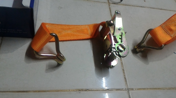 เครื่องมือสำหรับช่วยรัดสิ่งของ ใช้ได้กับหลังรถกะบะเวลาบรรทุกสิ่งของ หรือใช้ได้อเนกประสงค์ สายรัดทำด้วยไนล่อนคุณภาพดี คงทน ไม่ขาดง่าย สายรัดเป็นสีส้มมองเห็นได้ชัดเจน