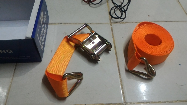 เครื่องมือสำหรับช่วยรัดสิ่งของ ใช้ได้กับหลังรถกะบะเวลาบรรทุกสิ่งของ หรือใช้ได้อเนกประสงค์ สายรัดทำด้วยไนล่อนคุณภาพดี คงทน ไม่ขาดง่าย สายรัดเป็นสีส้มมองเห็นได้ชัดเจน