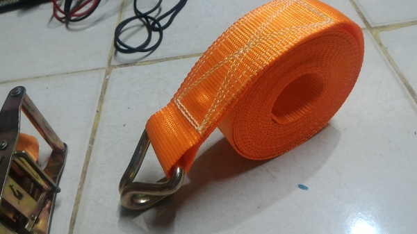 เครื่องมือสำหรับช่วยรัดสิ่งของ ใช้ได้กับหลังรถกะบะเวลาบรรทุกสิ่งของ หรือใช้ได้อเนกประสงค์ สายรัดทำด้วยไนล่อนคุณภาพดี คงทน ไม่ขาดง่าย สายรัดเป็นสีส้มมองเห็นได้ชัดเจน