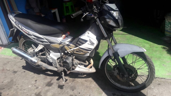 ขาย 21,000 Honda Sonic 125 สตาร์ทเท้า ปี 51 รุ่นกุญแจใหญ่ เครื่องดีเดิมๆ สภาพภายนอกดูดี (มีไฟหน้าร้าวหน่อยหนึ่ง) ,ภาษีเต็ม เล่มและเอกสารพร้อมโอน ขาย 21,000 Honda Sonic 125 สตาร์ทเท้า ปี 51 รุ่นกุญแจใหญ่ เครื่องดีเดิมๆ สภาพภายนอกดูดี (มีไฟหน้าร้าวหน่อยหนึ่ง) ,ภาษีเต็ม เล่มและเอกสารพร้อมโอน