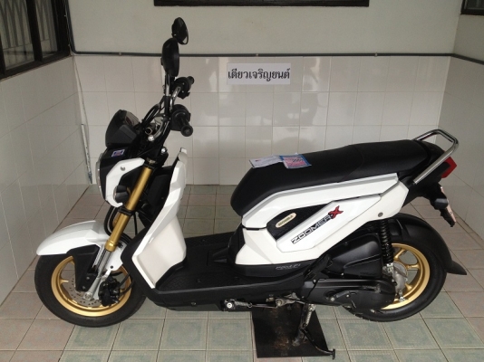 Zoomer-x ตัวTOP โฉมใหม่ สีขาว วิ่ง5000 รถ8เดือน ปี58 (ของแถม 4 รายการ) Zoomer-x ตัวTOP โฉมใหม่ สีขาว วิ่ง5000 รถ8เดือน ปี58 (ของแถม 4 รายการ)