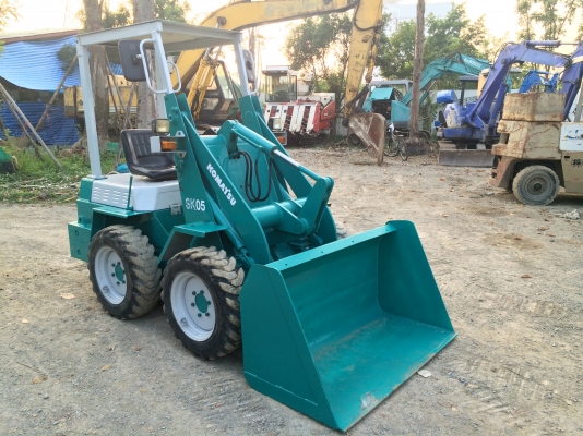 ขายรถตักล้อยาง ยี่ห้อ KOMATSU SK05 นำเข้าจากญี่ปุ่น ติดต่อ 086-775-7900 086-324-1992
